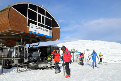 Unos de los primeros esquiadores que estrenaron ayer la temporada de nieve en Baqueira. 