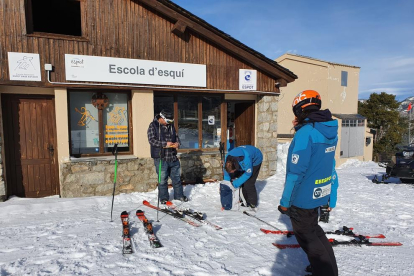 Uns dels primers esquiadors que van estrenar ahir la temporada de neu a Baqueira.