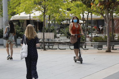 Una dona circulava ahir amb un patinet elèctric per la plaça Ricard Viñes.