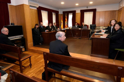 El obispo de Lleida, Salvador Giménez, en el juzgado de Barbastro.