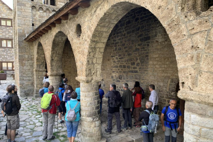 Un grupo de senderistas visitando la iglesia de Erill la Vall.