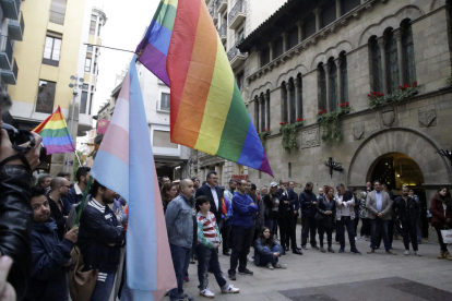 Imatge de la mobilització convocada l’any passat en el Dia Internacional contra l’LGTBI-fòbia a la plaça Paeria de Lleida.