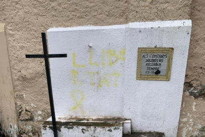 Pintan un lazo amarillo en una tumba de 'Muertos por la patria' en Vielha
