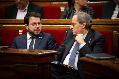 Cruce de miradas entre el president Torra y el vicepresident Aragonès, ayer, en el Parlament.