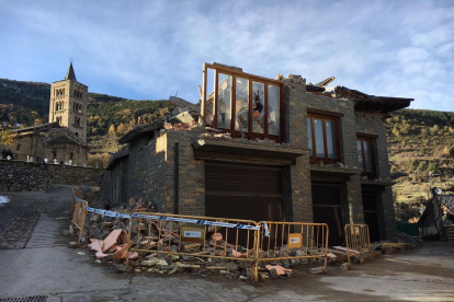Imatge de la demolició dels garatges que s’han conservat dels quatre habitatges en litigi de Son.