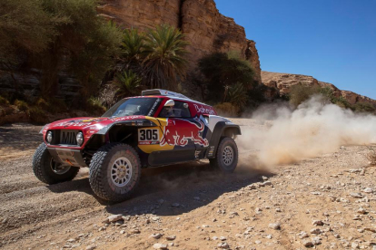 Carlos Sainz pilota el seu vehicle durant la desena etapa del Dakar, que finalitza demà.