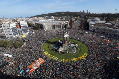Milers de persones van participar en la concentració de Barcelona de l’11-S l’any passat.