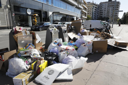 El cartón y el resto de basura ya se colapsa en algunas islas de la capital de la Noguera. 