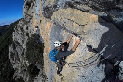 Jordi Marmolejo durant una escalada a les parets del Montsec d’Ares.