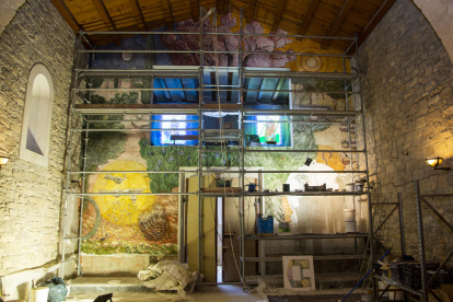 Minguell mostra el disseny complet que lluirà una paret de l’ermita quan estigui acabat.
