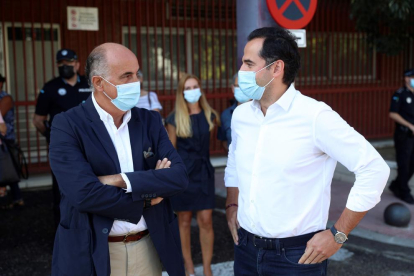 El vicepresidente de la Comunidad de Madrid, Ignacio Aguado (derecha), y el viceconsejero de Salud Pública y Plan Covid-19 de la Comunidad de Madrid, Antonio Zapatero.