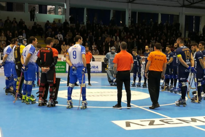 Els jugadors dels dos equips, en els minuts previs a l’inici del partit.