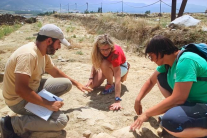 La periodista de l’Alt Urgell Eva Clausó comença la temporada excavant a la Cerdanya.