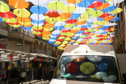 Los más de 300 paraguas que se han colocado en la calle del Ayuntamiento de Alfarràs.