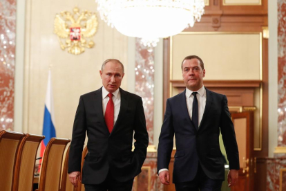El presidente ruso Vladímir Putin y el primer ministro Dmitri Medvédev, ayer en el Kremlin.