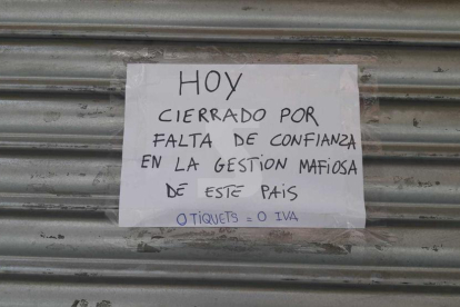 Carteles con mensajes en comercios cerrados a la Zona Alta de Lleida