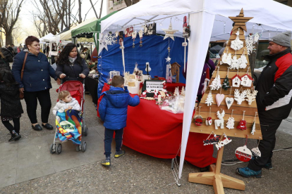 Mercat de Nadal a Doctora Castells - L’associació de veïns de Cappont va celebrar ahir la primera edició del seu mercat nadalenc, en el qual van participar una vintena de parades que ofereixen des de productes artesanals fins a alimentació i  ...
