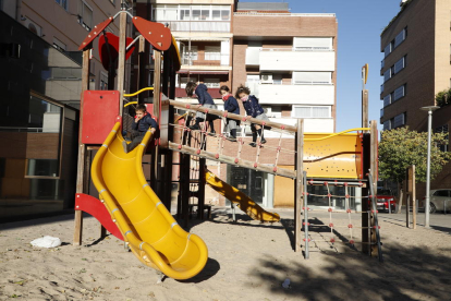 Imatge de nens jugant ahir en un parc de Lleida.