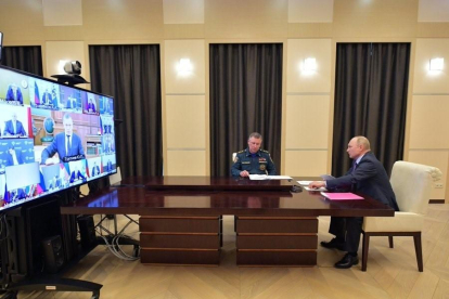Putin, ahir, mantenint una reunió per videoconferència.