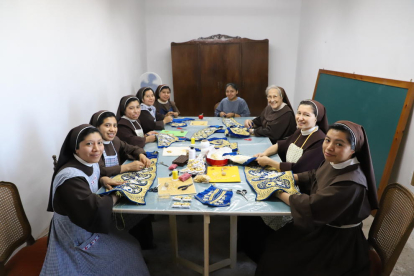 Les monges clarisses del convent de Santa Clara de Balaguer confeccionant vestits de torero, ahir.