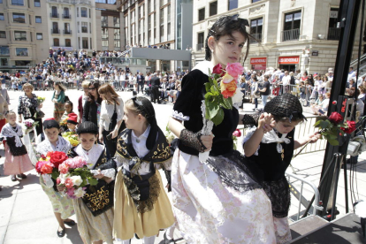 Decenas de personas entre mayores y niños participaron en la ofrenda floral  al patrón de la ciudad, Sant Anastasi, ayer en la plaza Sant Joan. 