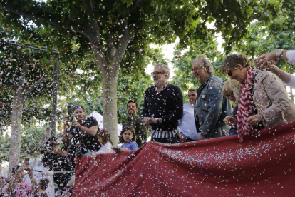 Decenas de personas entre mayores y niños participaron en la ofrenda floral  al patrón de la ciudad, Sant Anastasi, ayer en la plaza Sant Joan. 