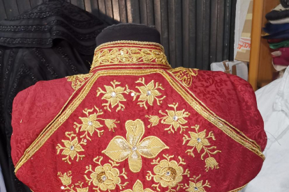 Las monjas clarisas del convento de Santa Clara de Balaguer confeccionando trajes de torero, ayer.