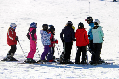 Una classe d’esquí amb un grup escolar a Port del Comte.