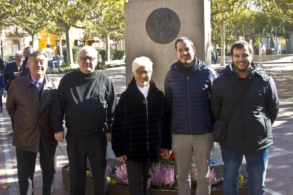 El coro dejó una ofrenda floral en el monumento a Ramon Carnicer.