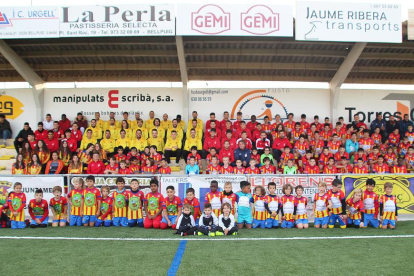 En la imagen, los diferentes equipos del club de fútbol de Bellpuig que se presentaron el pasada sábado en el campo.