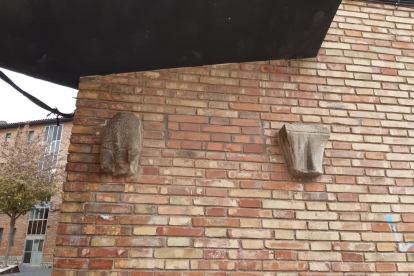 Les dos peces, acoblades a la paret d’un bloc de pisos.