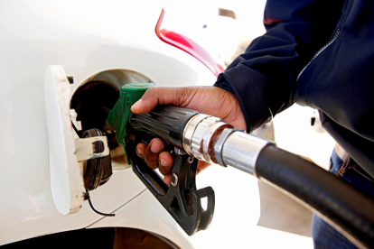 El precio de los carburantes continúa otro mes en mínimos.
