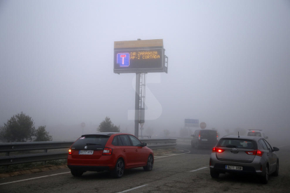 L'autopista, tallada per boira a Lleida en una imatge d'arxiu.