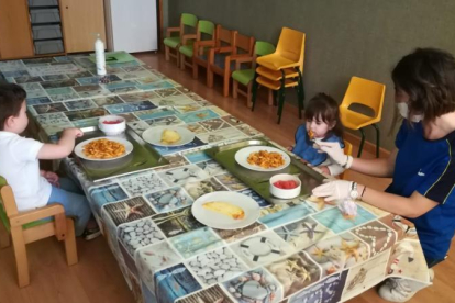 Dos de los niños que utilizan el servicio de comedor en La Seu. 