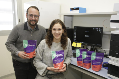 Elias Daura y una investigadora de Biomeb muestran los sobres con los que se vende la fibra.