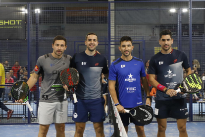 Los cuatro jugadores que participaron en el partido de exhibición en el Pàdel Indoor.