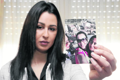 Ailham Mohamed, de Torrefarrera, ensenya fotos de la seua germana Farah.