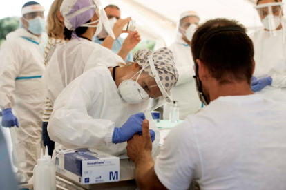 Una sanitària realitza una prova de detecció de Covid-19 a un pacient a Madrid.