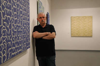 L’artista Artur Aguilar, ahir amb algunes de les seues obres a la mostra ‘Poètica de la geometria pura’.