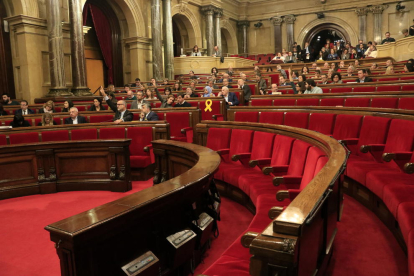 Escaños vacíos del Govern, reunido en el Consell Executiu, y de Cs, cuyos diputados no votaron el texto.
