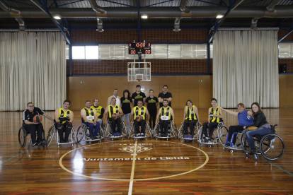 Foto d’equip amb els jugadors i cos tècnic de la secció de bàsquet en cadira de rodes del Pardinyes.