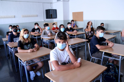 Alumnes d’un institut de Tortosa, protegits amb mascaretes.