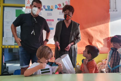 Los niños de La Vall de Boí estrenan el curso con reparto de mascarillas