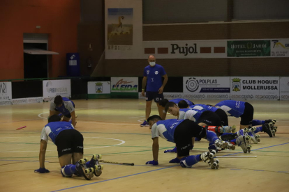 La plantilla y el cuerpo técnico del Lleida Llista para la próxima temporada ayer antes de iniciar los entrenamientos en Mollerussa.