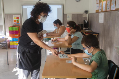 Una profesora y varios alumnos del centro de educación especial Alba de la capital del Urgell. 