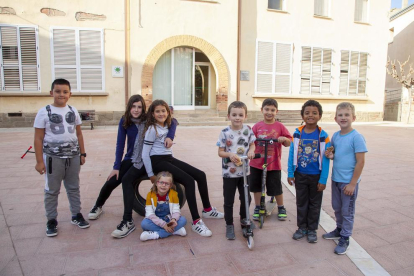 Algunos niños en el patio de la escuela de Tornabous.
