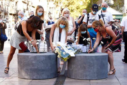 Familiares de víctimas de los atentados de Barcelona y Cambrils, ayer, depositando flores.