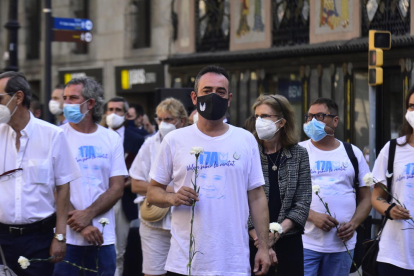 Familiares de víctimas de los atentados de Barcelona y Cambrils, ayer, depositando flores.