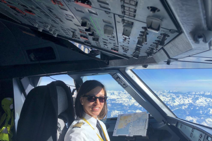 La leridana Gisela Armengol Roselló, en la cabina de uno de los aviones de Vueling que ha pilotado. 