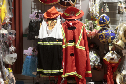 Disfraz de bombera con vestido y de bombero en un establecimiento de Lleida. 